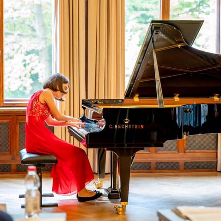 Ildikó Rozsonits gewinnt den 1. Preis bei der International Carl Maria von Weber Competition for Young Pianists