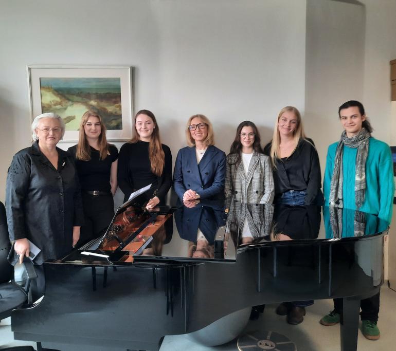 Lisa Koroleva und Studierende